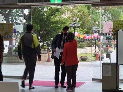 稅務局在入口處安排員工雙手消毒後全程配戴口罩為市民量測體溫