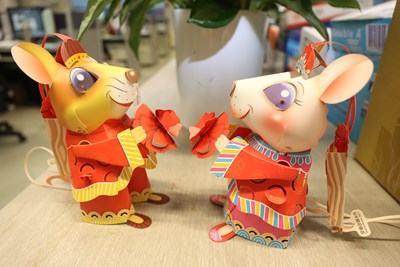 小提燈以「鼠新郎」、「鼠新娘」為主題，造型逗趣可愛，歡迎民眾遊燈會、賞花燈、提鼠年小提燈，熱熱鬧鬧度元宵。