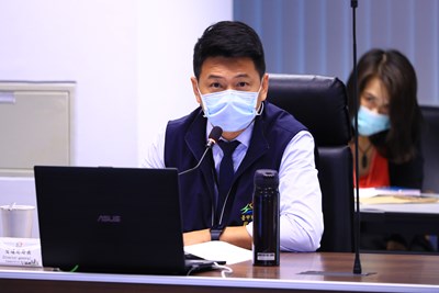台中市政府今(24)日召開市政會議，由交通局長葉昭甫進行「因應新冠肺炎-公共運輸之防疫作為」專案報告，因應新冠肺炎疫情，交通局針對大眾運輸系統超前部署，包括落實駕駛員自主健康管理、車輛站場全面消毒等，更全國首創為計程車免費消毒、提供次氯酸水消毒液供計程車駕駛消毒