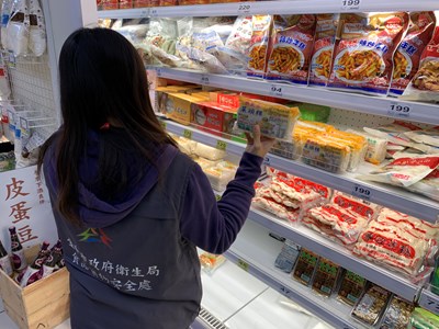台中市食品藥物安全處派員至生鮮賣場、傳統市場、烘焙食品行與雜貨商店等進行抽驗