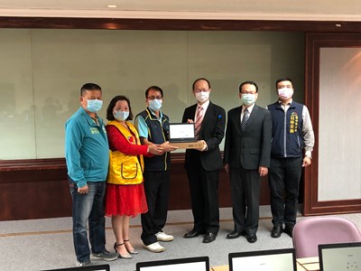 助學子學習不中斷　大里家長會長協會捐贈53台平板