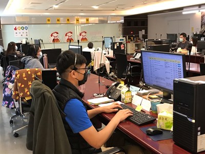 話務人員拉開座位間隔距離並一律戴口罩