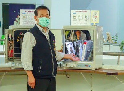 中市圖每一館均配置紫外線圖書殺菌機(圖為文化局長張大春)
