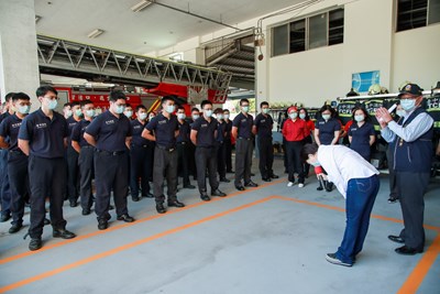 盧市長90度鞠躬感謝救災救護大隊辛勞