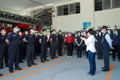 身穿防護衣全日待命 盧市長慰問防疫專責隊