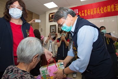 白嘉莉贈家鄉母親節禮物 令狐副市長感謝愛心