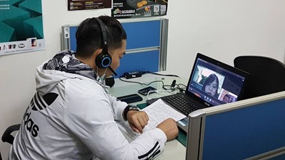 求職民眾至大里就業服務台參與視訊徵才(資料照片)
