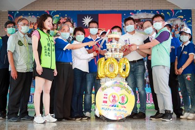 切蛋糕祝賀學校生日快樂