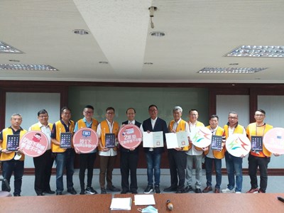 麗明營造公司及順仁兄弟會捐125萬元支持市府強化教學設備