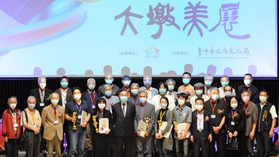 副市長黃國榮、文化局長張大春、大墩獎得主及評審委員大合照