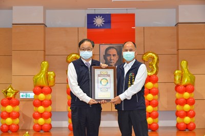 民政局長吳世瑋代表市長盧秀燕前往見證