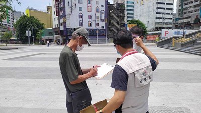 防疫持續關懷街友-中市府主動發送口罩-酒精