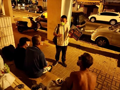 社工也勸導街友少移動、保持社交距離，避免群聚感染1