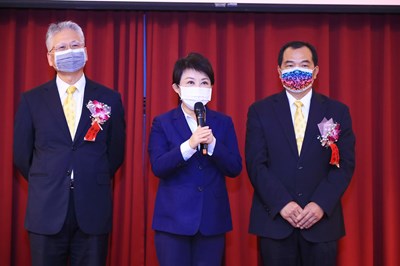 右一為金手獎得獎廠商協進會現任理事長洪瑞欽  左一為上屆理事長（現任輔導理事長）董文榮