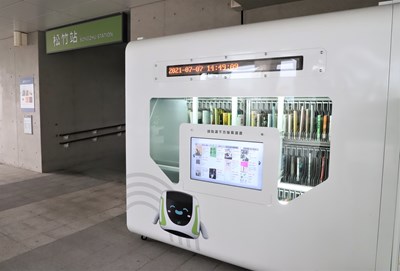 台中市首座「捷運自助借還書站」位於捷運松竹站2號出口。