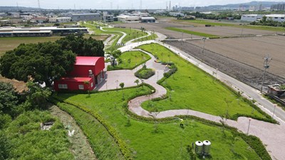 烏日區第四公墓轉型成「東園稻田森林公園」，種植超過2萬4,500株植栽
