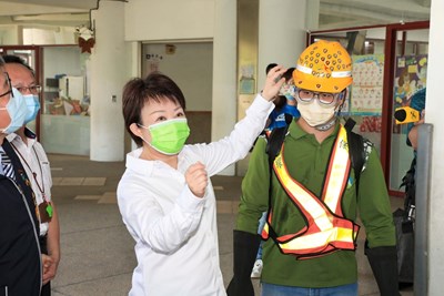 中市454校全力整備迎開學  盧市長一周二度視察校園防疫