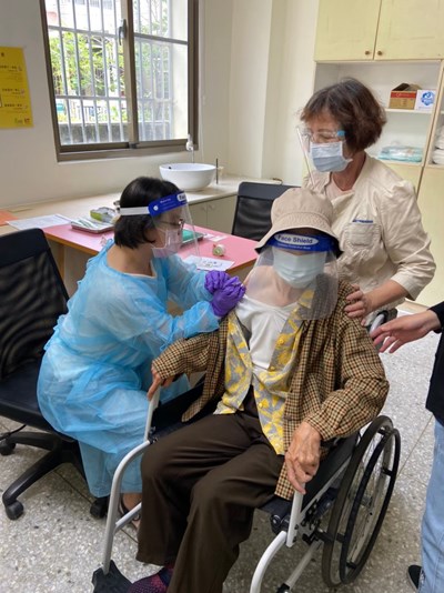 高端來不及預約免擔心 中市衛生所及合約院所持續開放接種