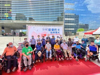 中市再添大型復康巴士  首發車巡遊社福據點