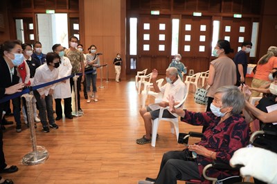 盧市長提醒長輩回家後多休息，多補充水分，如有身體不適的情況一定要跟家人反應