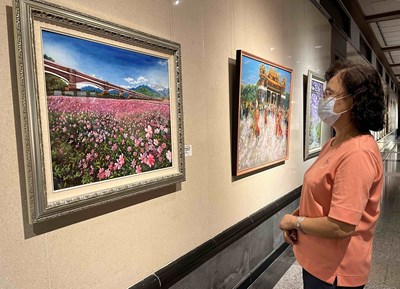 來自臺中市沙鹿區黃素玉的油畫作品《鹿野鄉瑞源二層坪大波斯菊花海》色彩繽紛而