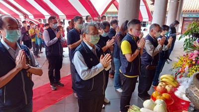 令狐副市長擔任主祭官，依循古禮帶領所有參加者，向先師暨先聖、先賢敬拜，祈求應試順利、智慧開