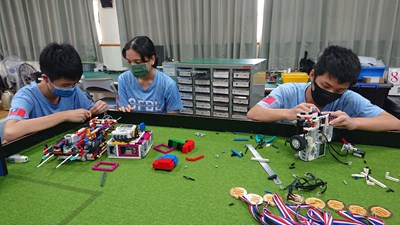 崇倫國中「數位翻轉創意研究社(OFDL)」