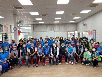 感恩同享！台中食物銀行發放日　關懷據點長輩送愛心餅乾