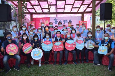 活動現場客委會主委江俊龍和與會貴賓合影，宣傳臺中購物節