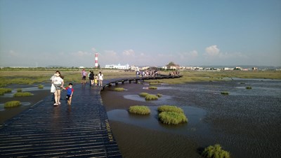 配合防疫管制放寬 高美濕地木棧道取消人流管制