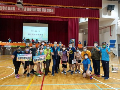 中市教育盃羽球錦標賽熱鬧登場  教育局長率隊參賽