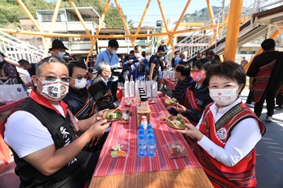和平專案首站至達觀文健站  盧市長與民同歡體驗原民文化