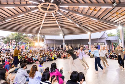 數百名民眾齊聚欣賞雲門舞集的精采演出 (攝影 周嘉慧)