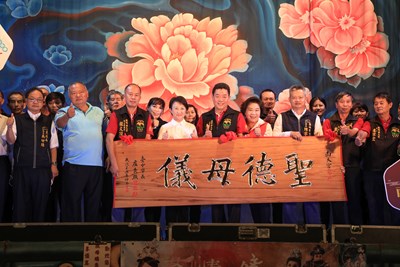 霧峰南天宮明華園開演 盧市長贈匾感謝宮廟長年貢獻