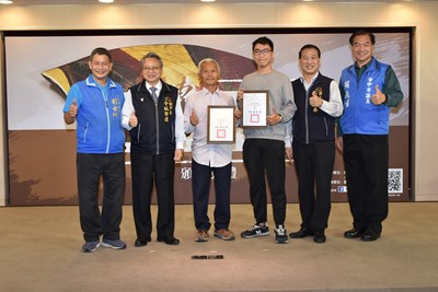 令狐副市長頒贈獎狀予獲獎職人暨新秀(藝術砌築職類)