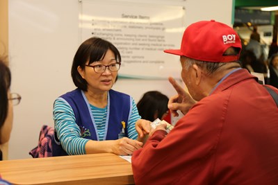林淑華志工於服務櫃台耐心傾聽長者需求