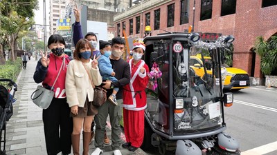 超吸睛！清潔隊員化身聖誕美魔女 掃街成打卡風景