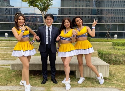 李善植局長（左二）與Passion Sisters 隊長小安（左三）、Peggy副隊長（左一）及貴貴（左四