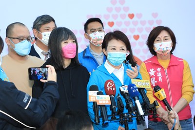 台中市長盧秀燕今(29)日出席西屯鵬程托嬰中心開幕式時接受媒體訪問