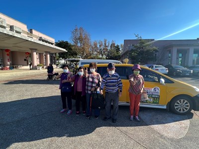 黃9路小黃公車載送長輩打疫苗  預約額滿加開班次揪感心！