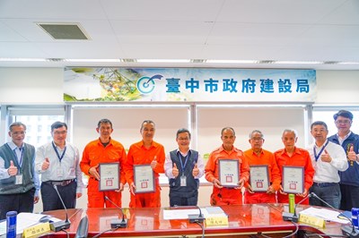 中市道路修補志工隊12人年度服務逾百小時 建設局長感謝奉獻