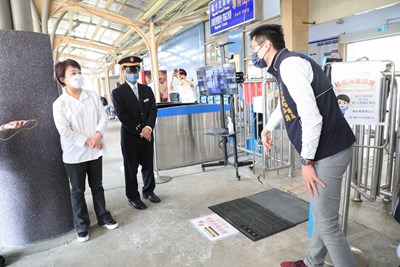 視察大甲火車站防疫作為  盧市長籲信眾落實防疫