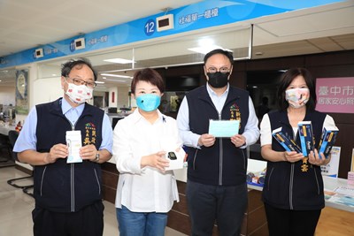 市長盧秀燕今(27)日前往西屯區公所關懷中心視察，除為防疫同仁打氣