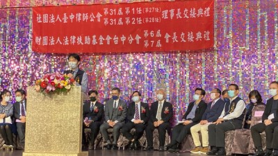 台中市政府法制局長李善植及勞工局長張大春代表市長盧秀燕出席典禮表達祝賀