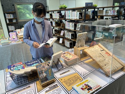 中市圖總館辦理記憶中的畫格世界書展，看漫畫也可以認識歷年來的漫畫歷史
