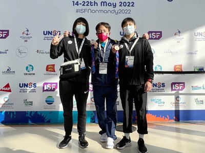 后綜高中陳瑞賢教練(中)與李妍儀(左一)、廖佩穎合影