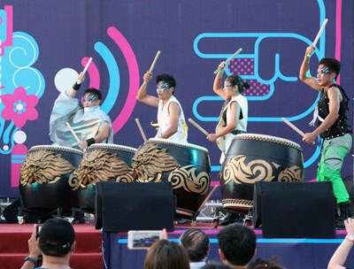 九天民俗技藝團的「炫音版尬陣」，演出者振奮著展現力與美