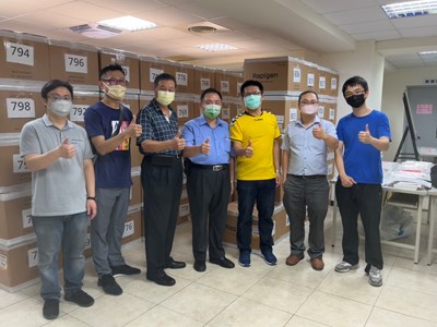 溫暖助防疫  中市發放公寓大廈第一線4.1萬從業人員快篩劑