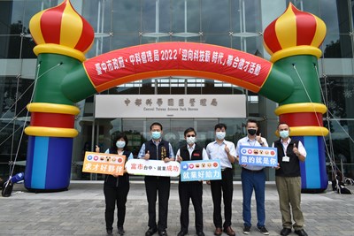 勞工局長張大春及中科管理局長許茂新到場祝福求職者就業成功