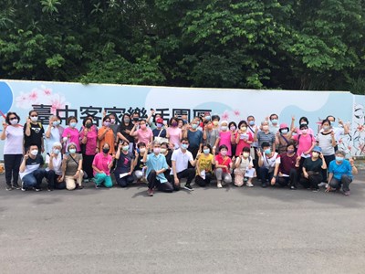 主委、張老師與學員們大合照